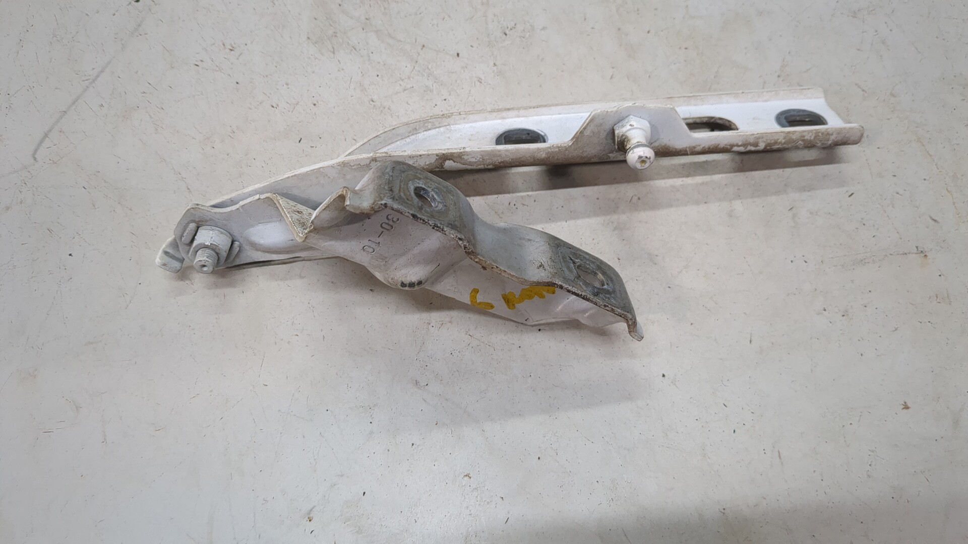 Петля капота левая