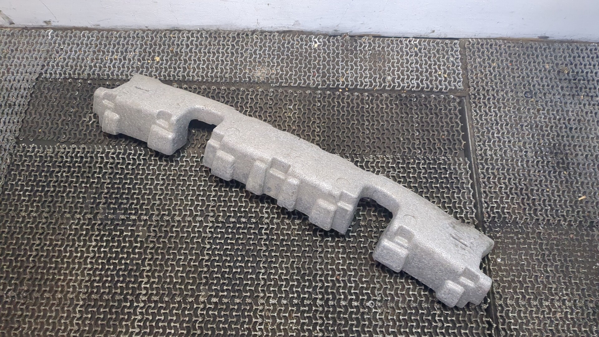 Усилитель заднего бампера