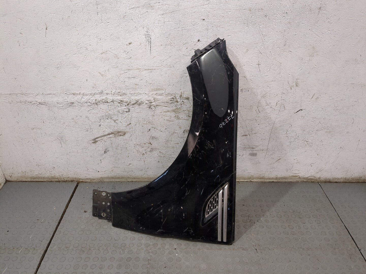 Крыло переднее левое