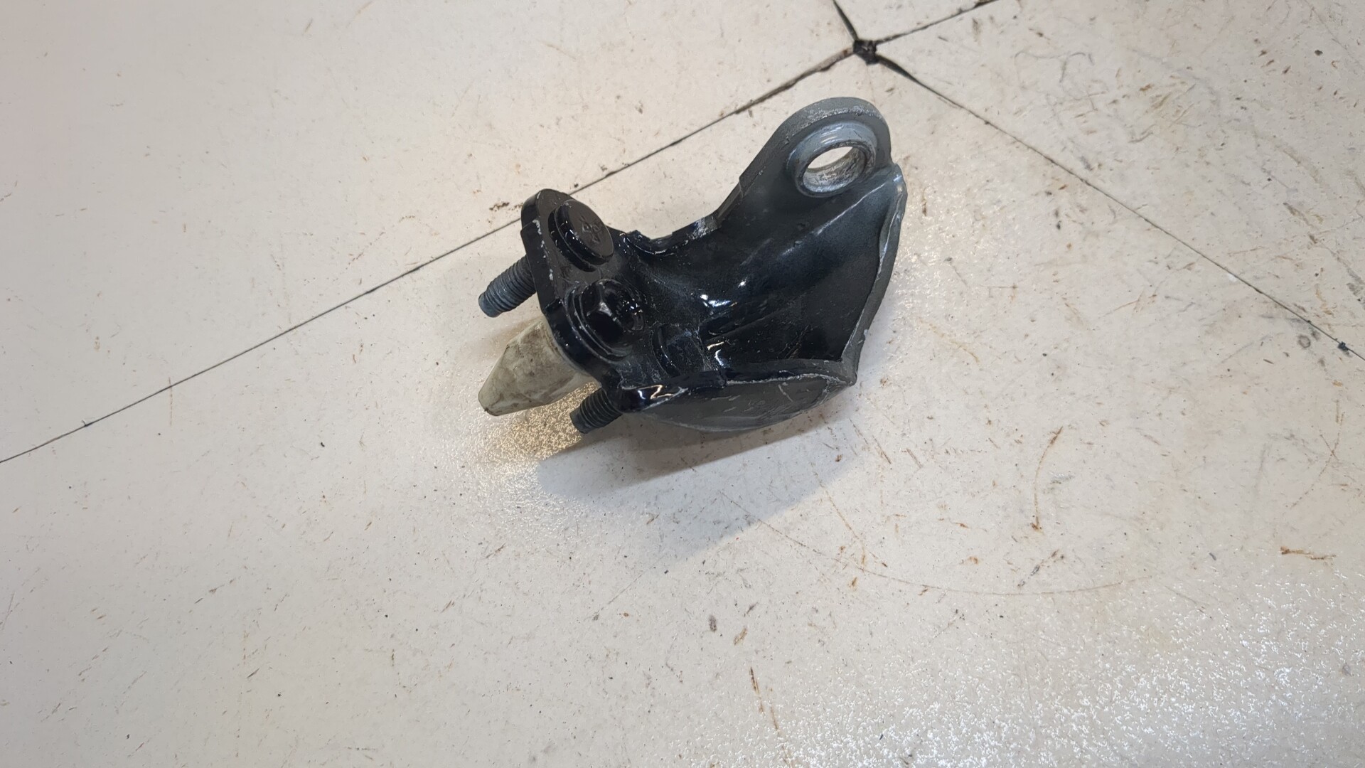 Петля двери