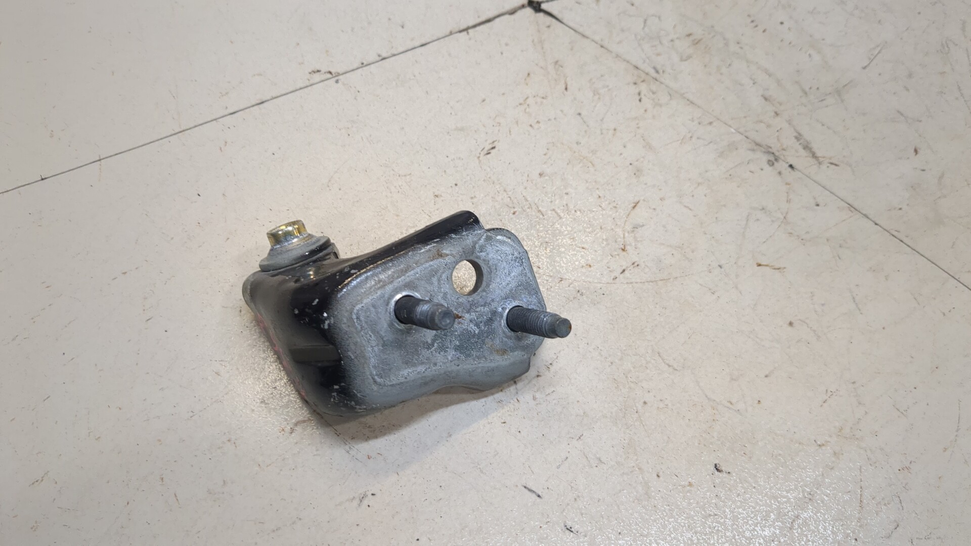 Петля двери