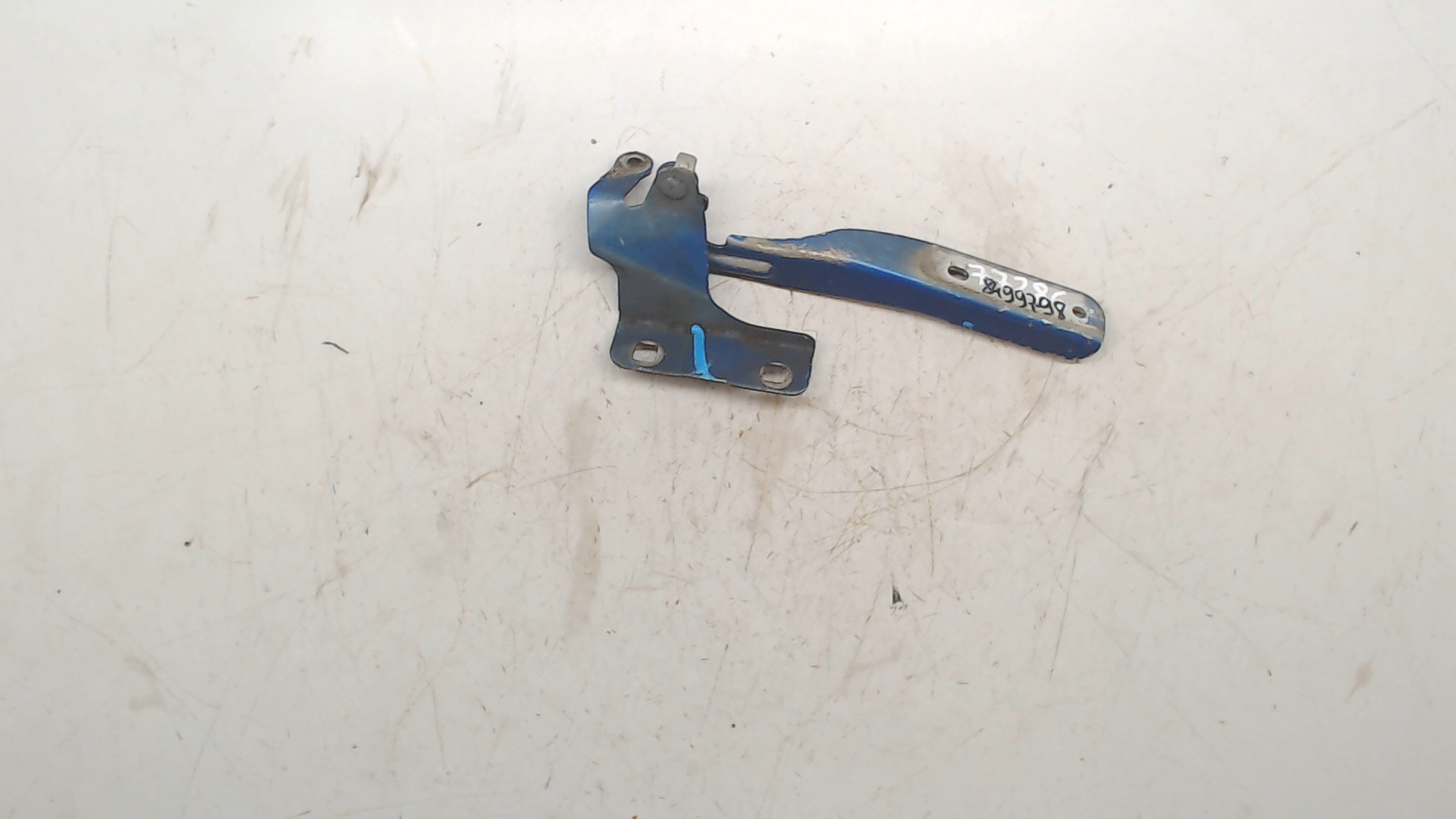 Петля капота правая