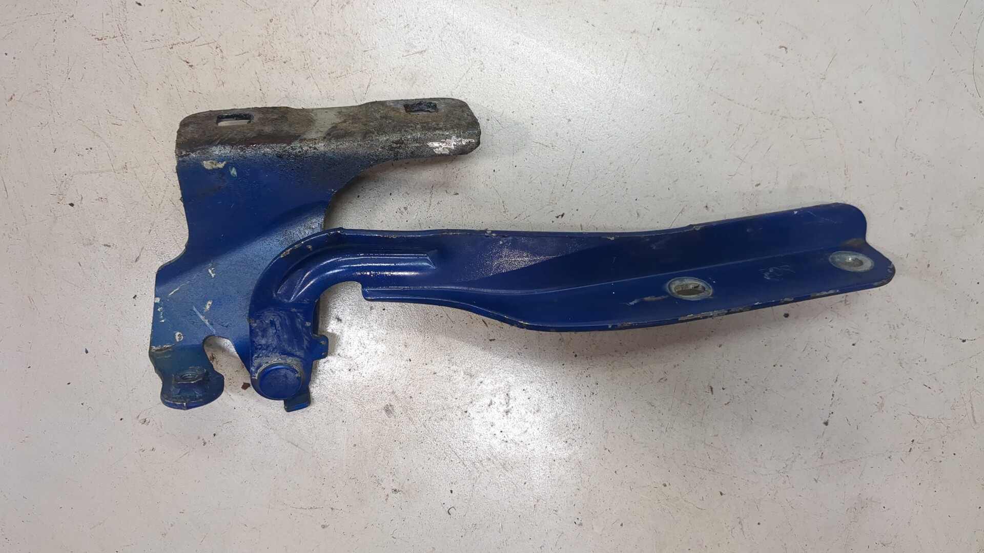 Петля капота правая