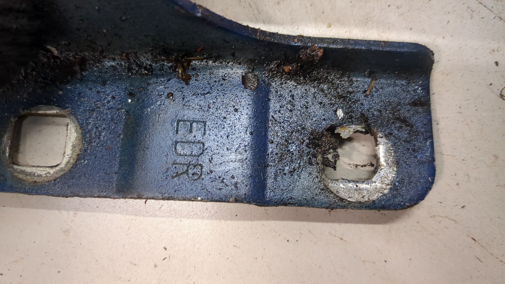 Петля капота правая