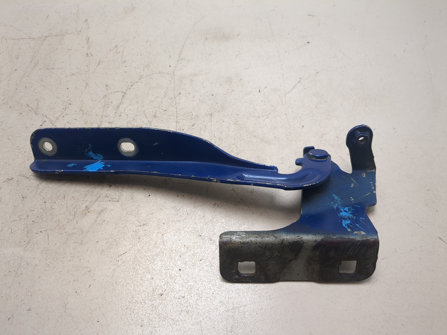 Петля капота правая