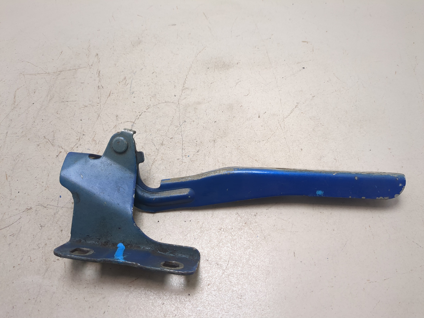 Петля капота правая