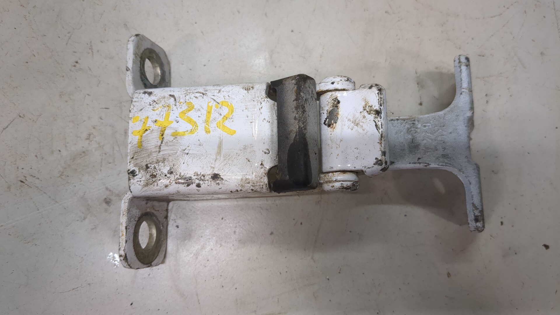 Петля двери