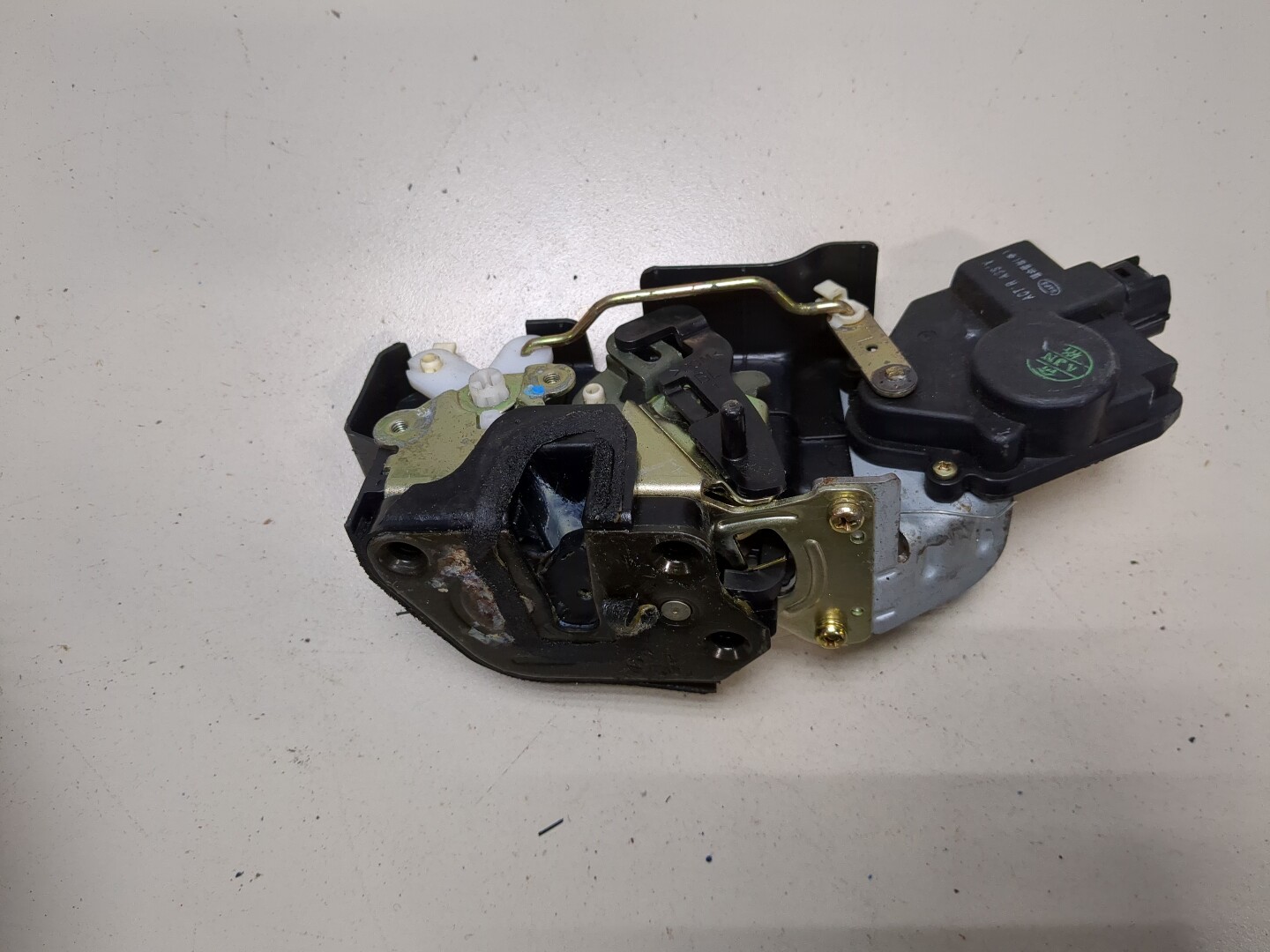 Замок двери задней левой