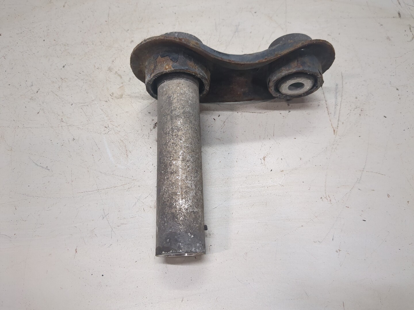 Рычаг задний левый