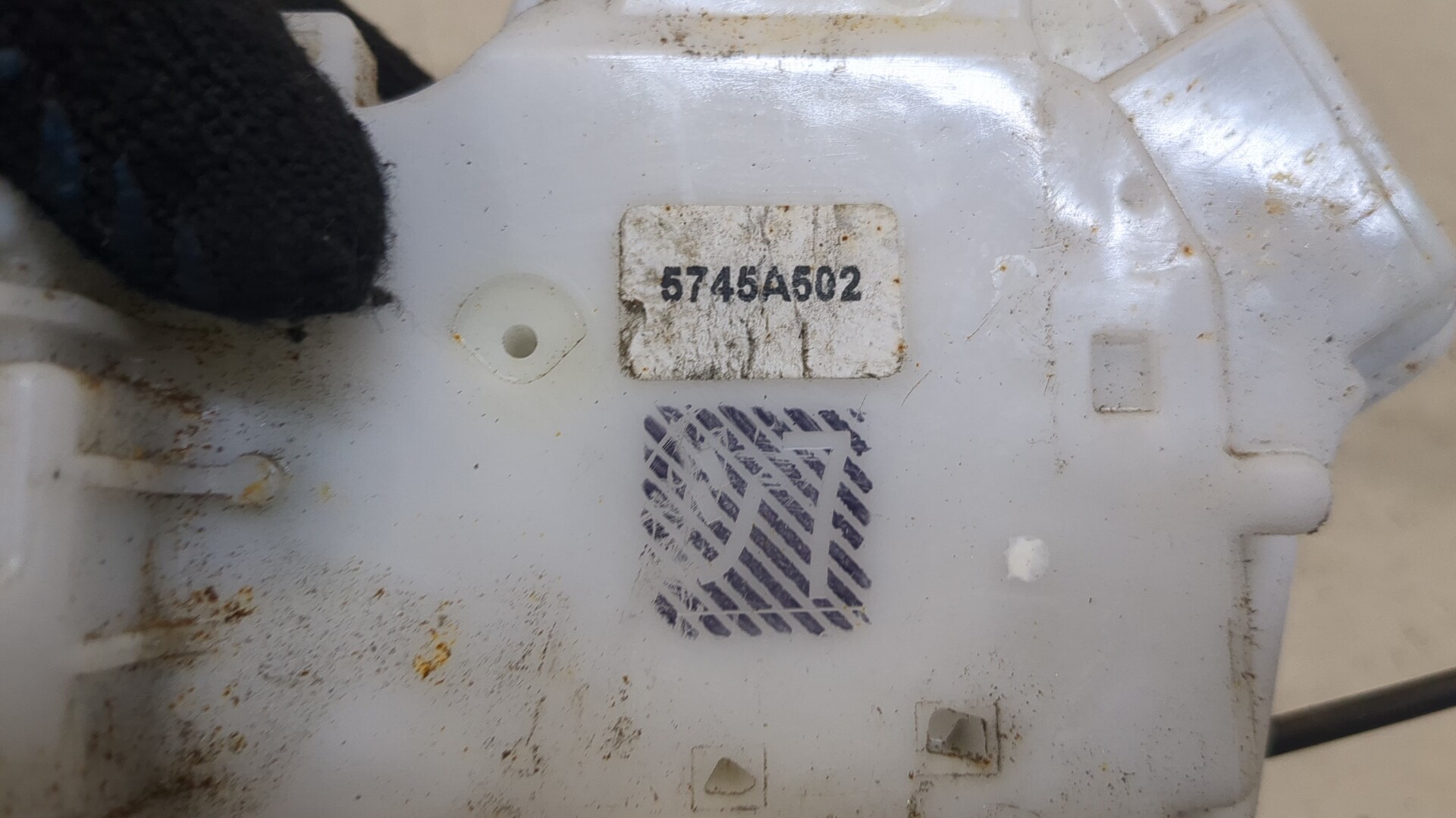 Замок двери передней правой