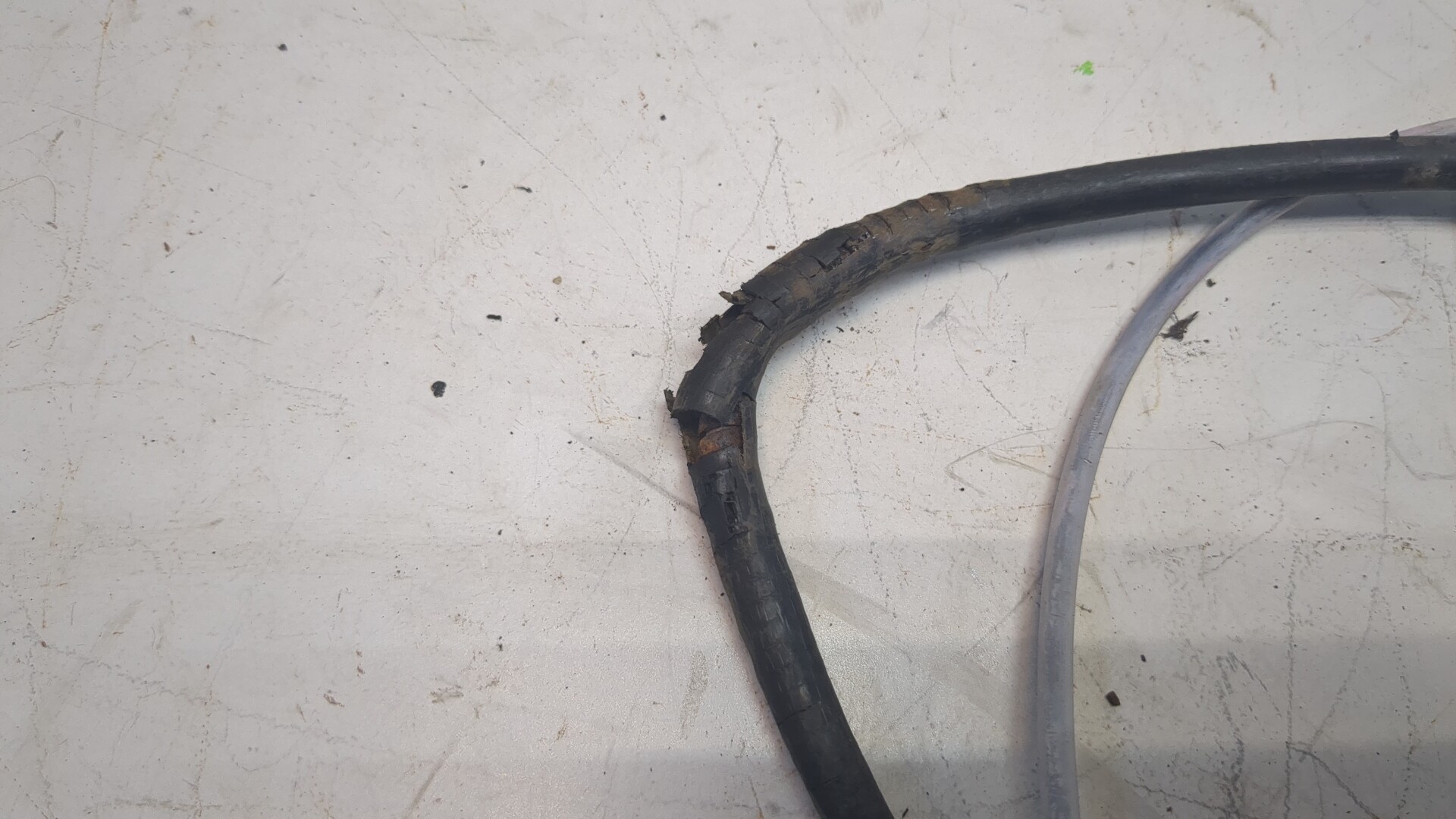 Трос стояночного тормоза