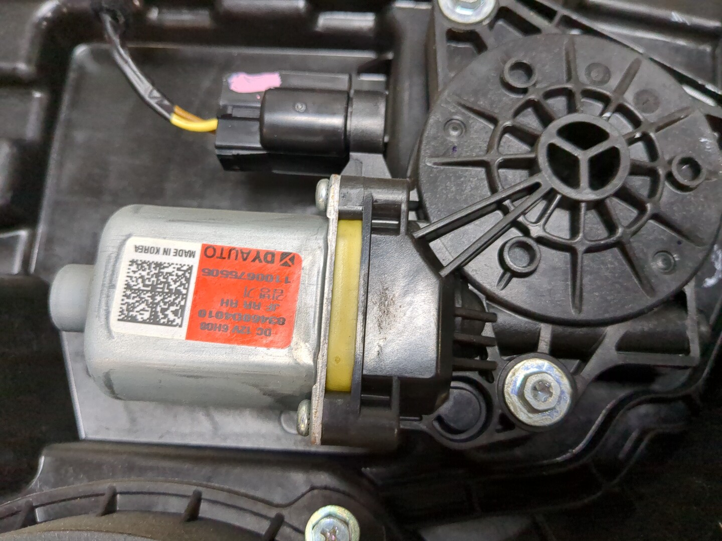 Стеклоподъемник электр. задний правый