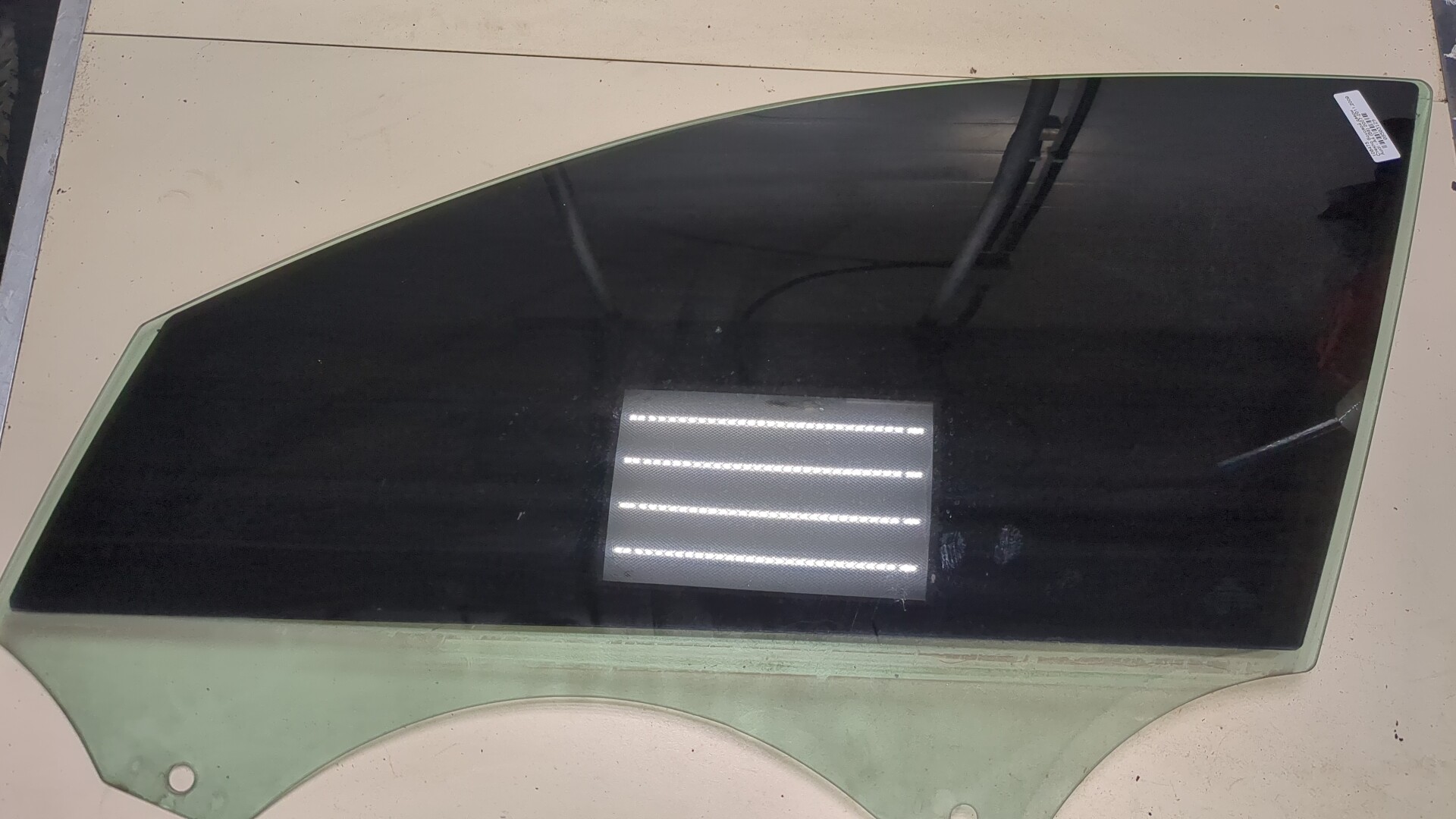 Стекло двери передней левой