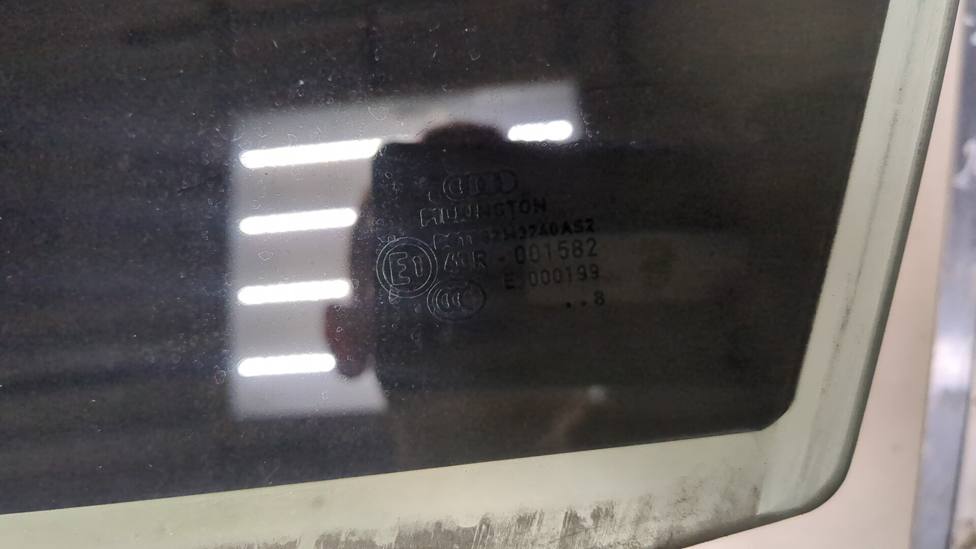 Стекло двери передней левой