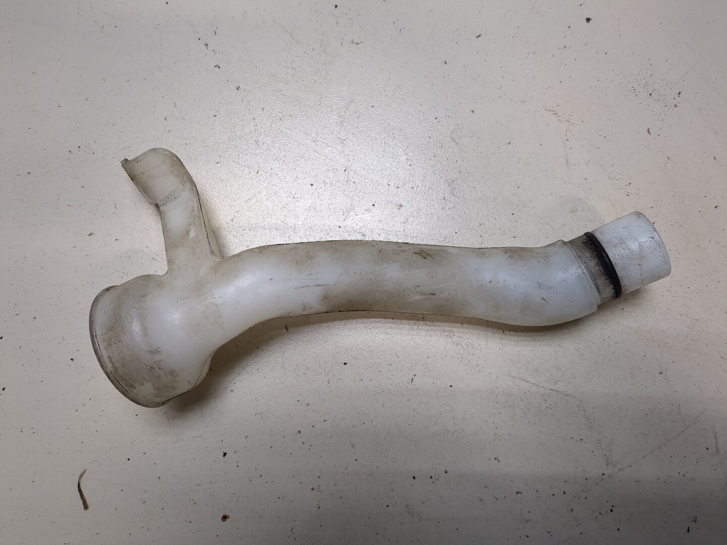 Горловина бачка омывателя