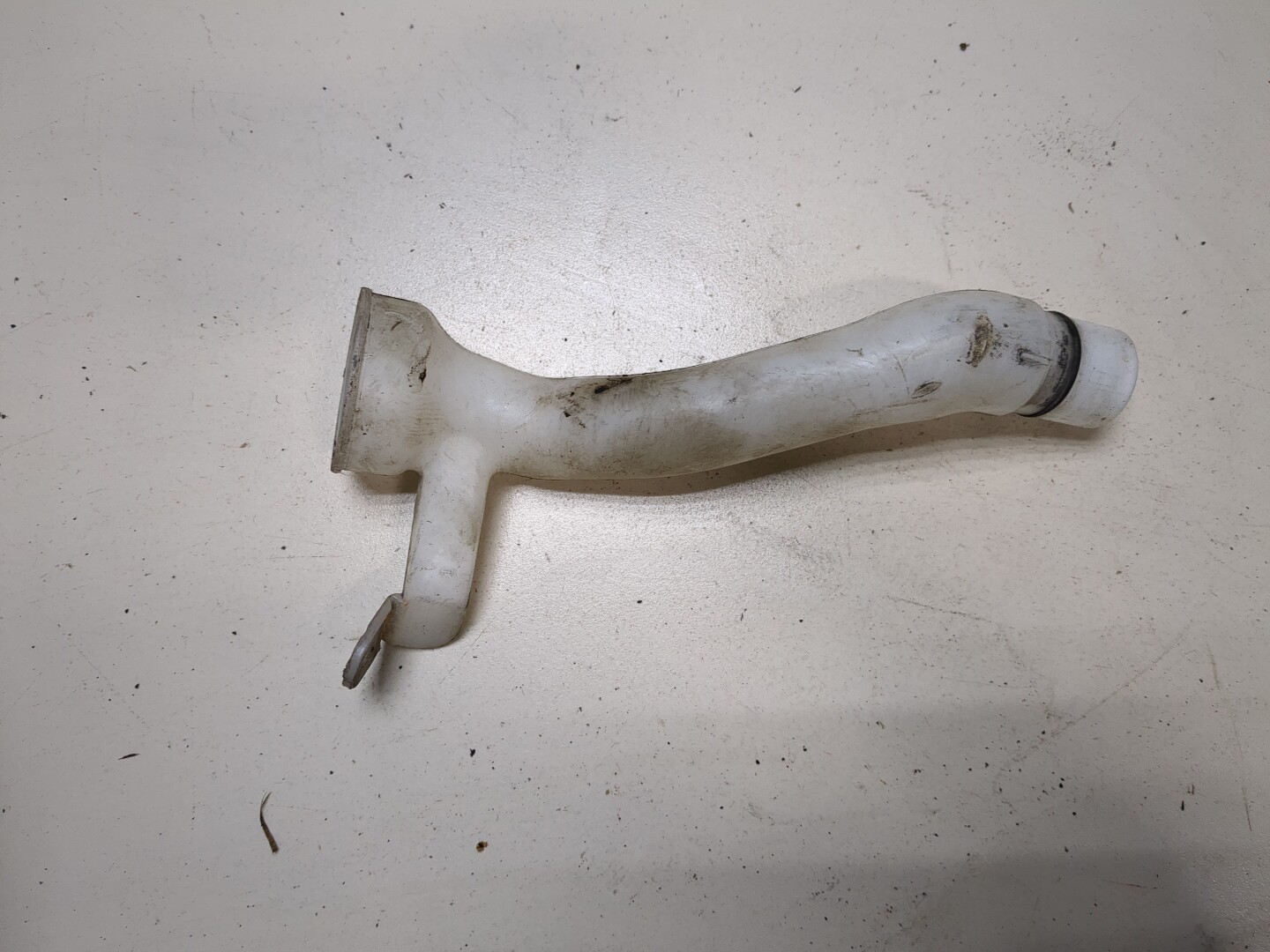 Горловина бачка омывателя