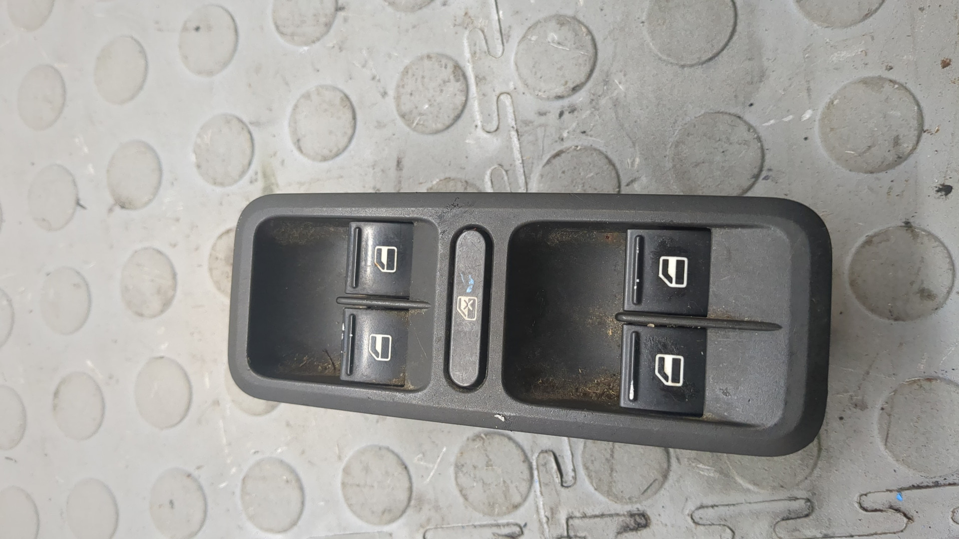 Кнопка стеклоподъемника