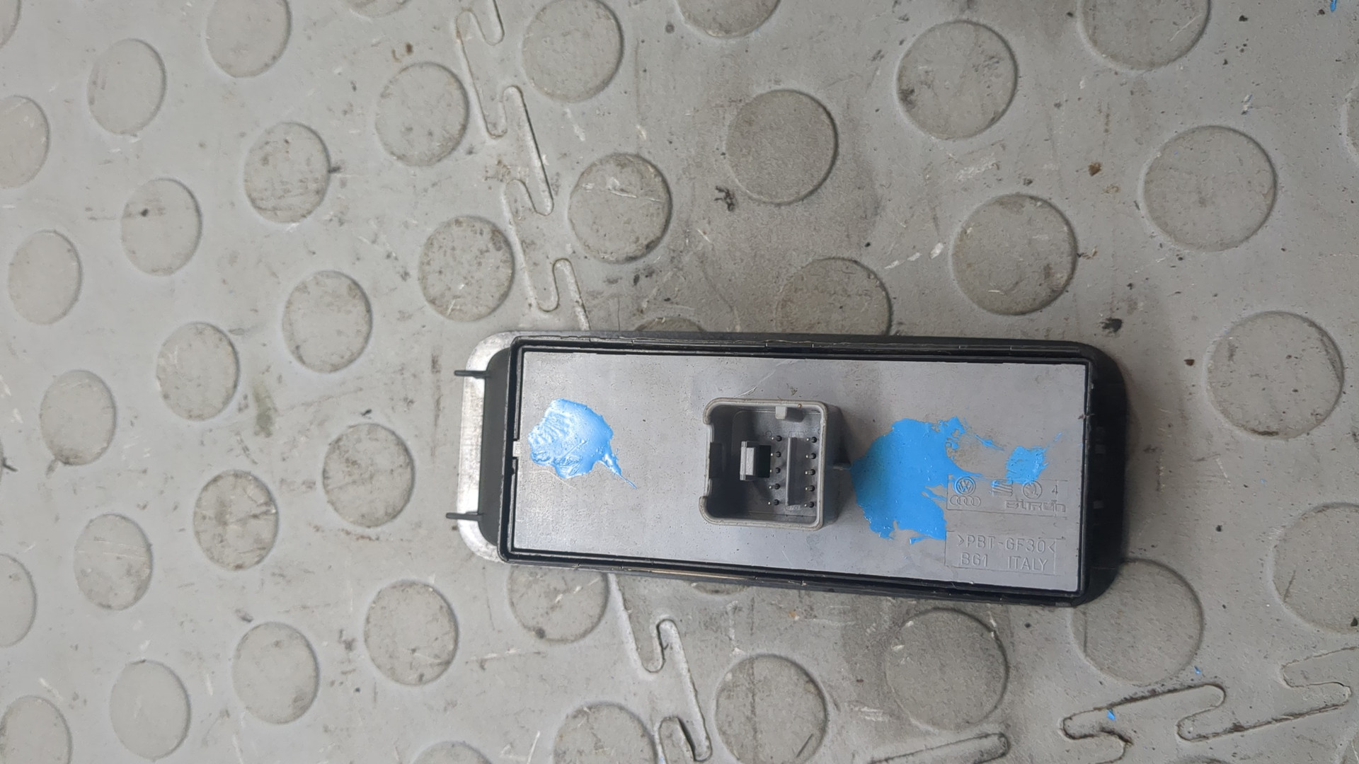 Кнопка стеклоподъемника