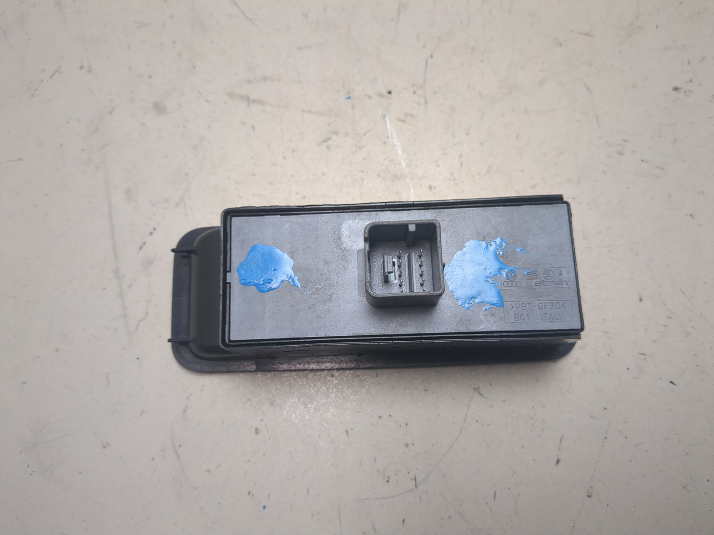 Кнопка стеклоподъемника