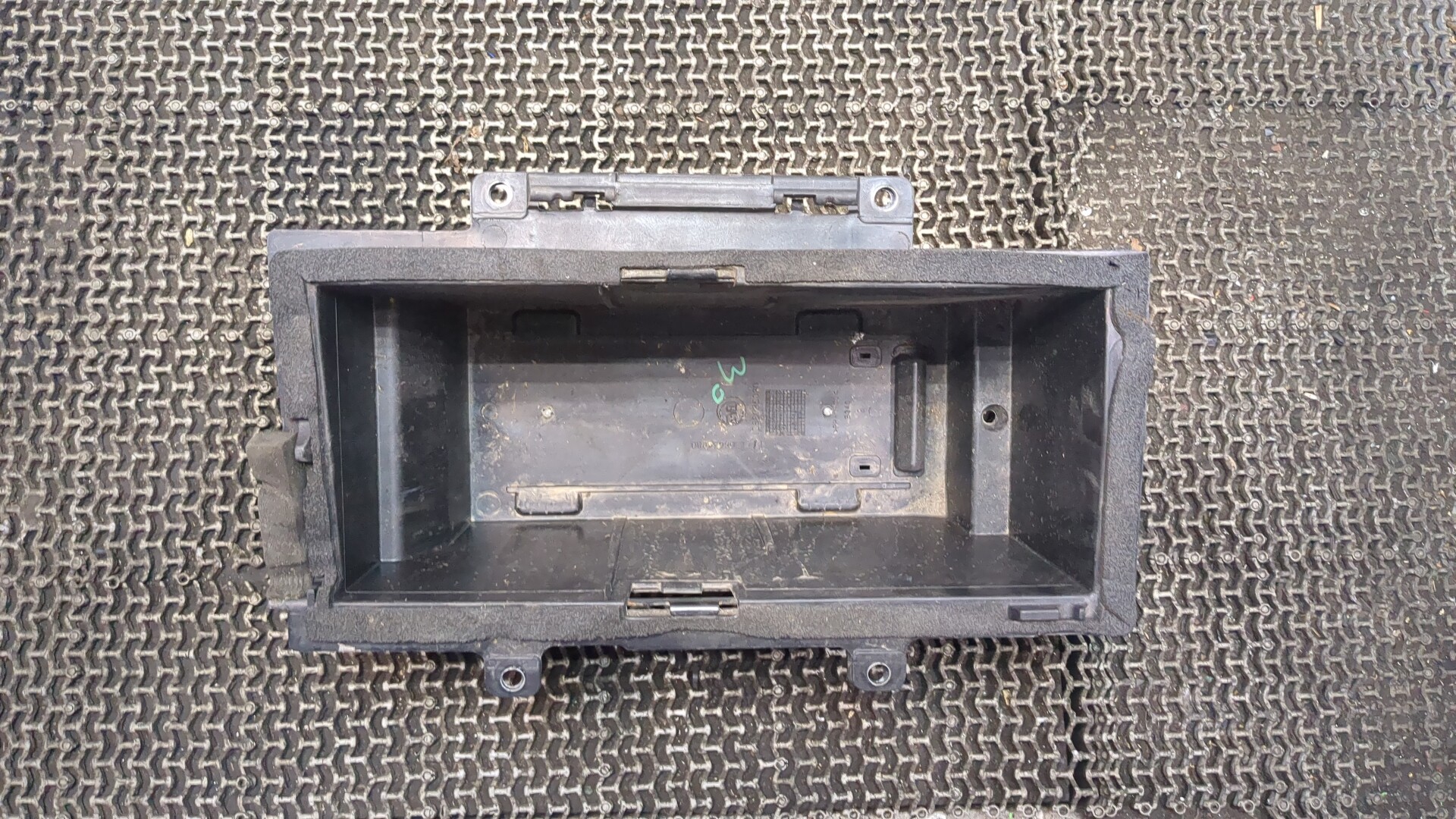 Площадка под аккумулятор (АКБ)