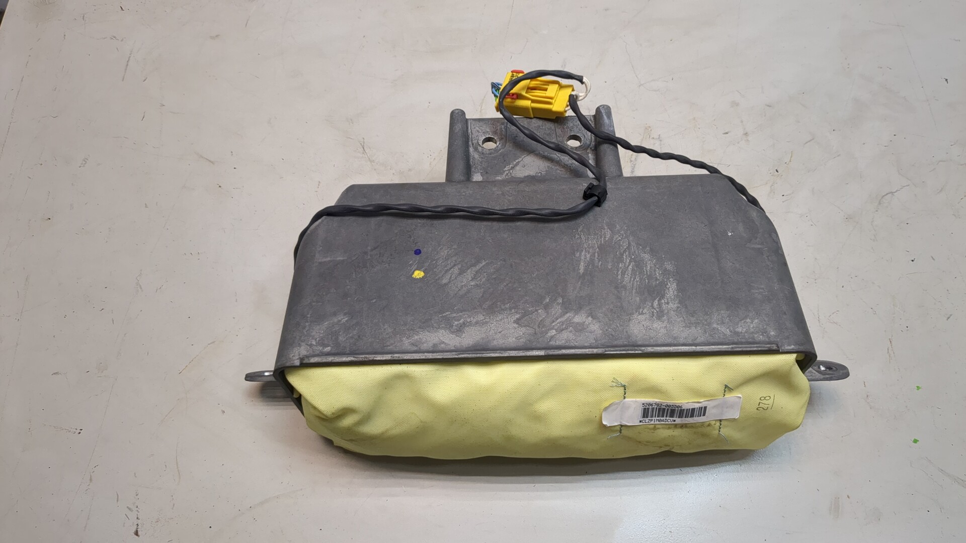 Подушка безопасности пассажирская (в торпедо)