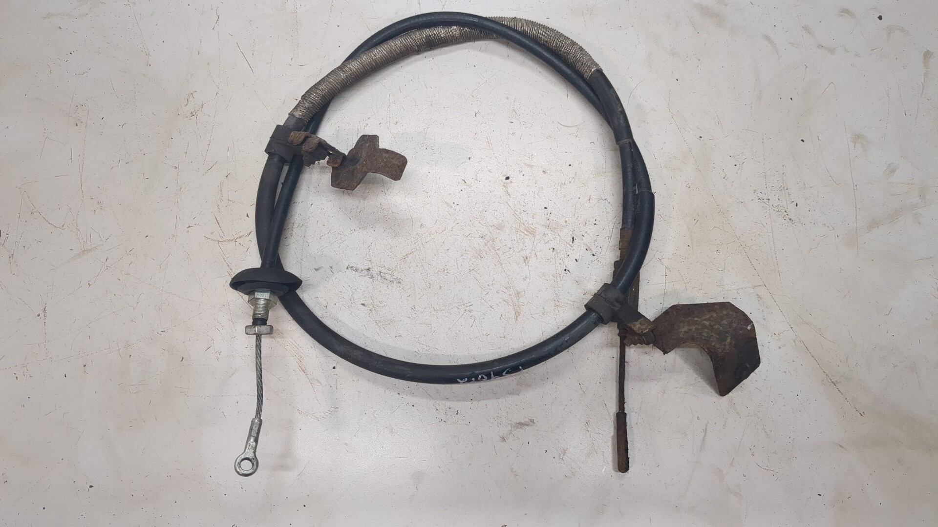 Трос стояночного тормоза