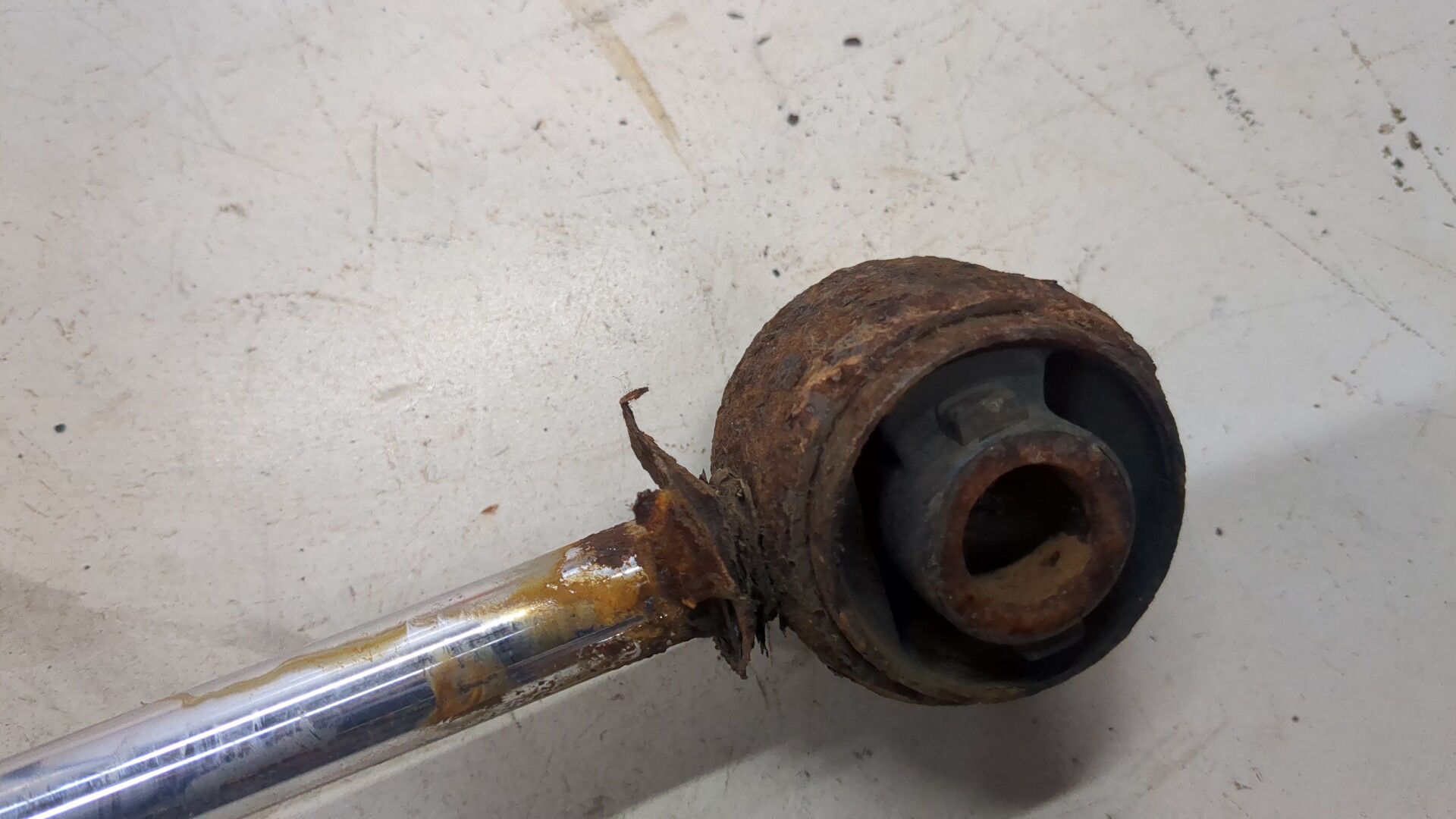 Амортизатор задний правый