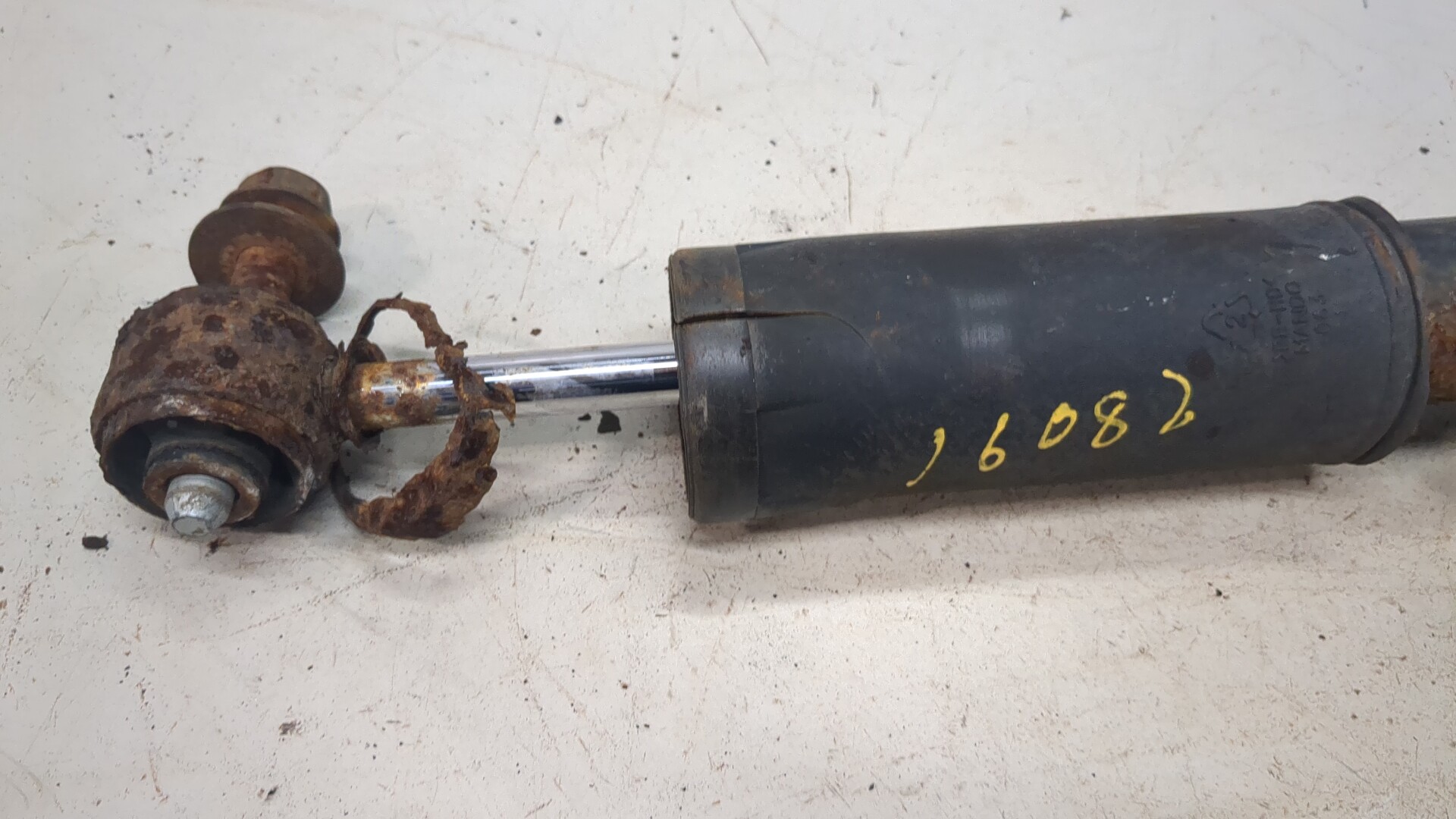 Амортизатор задний левый