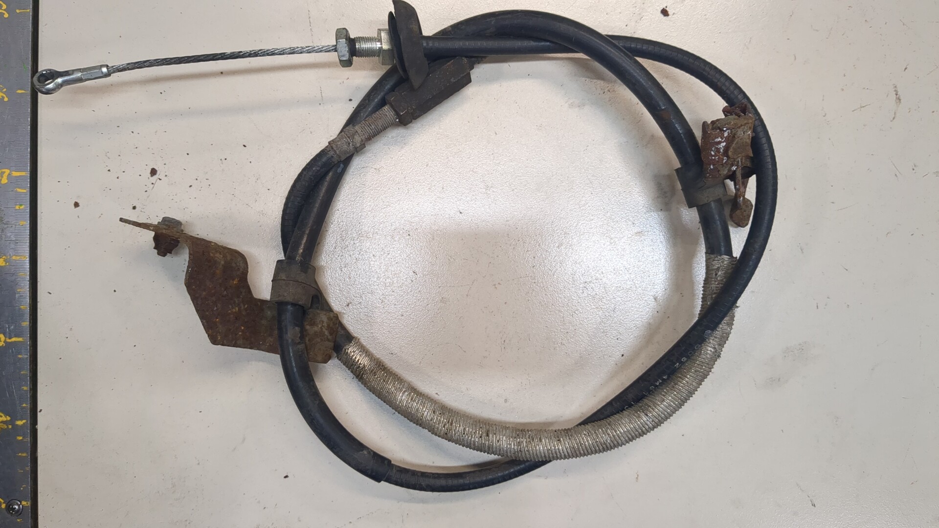 Трос стояночного тормоза