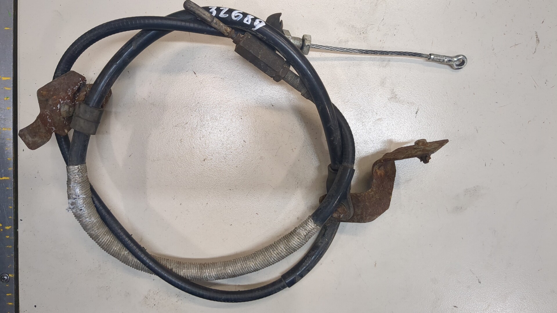 Трос стояночного тормоза