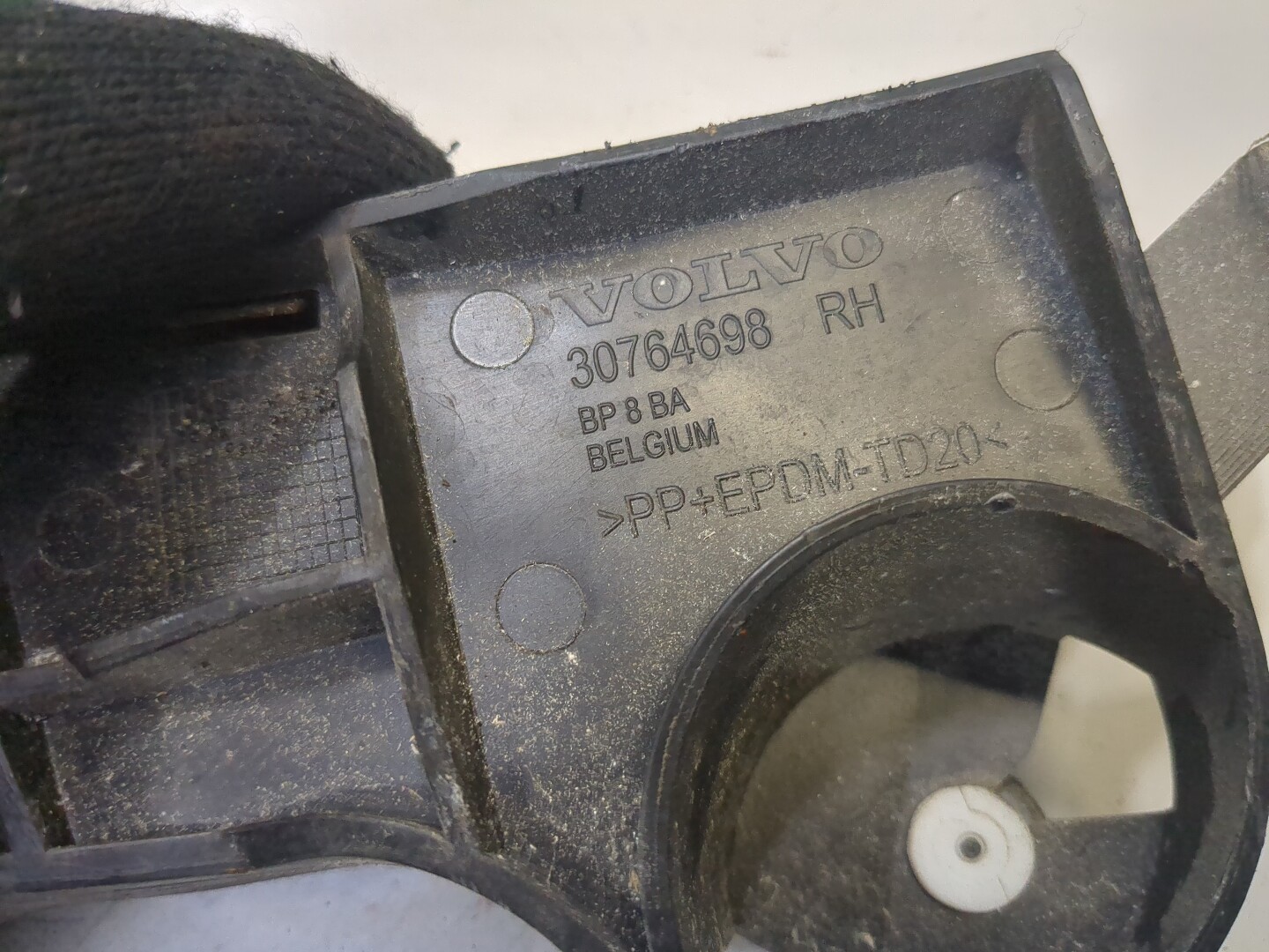 Кронштейн заднего бампера правый