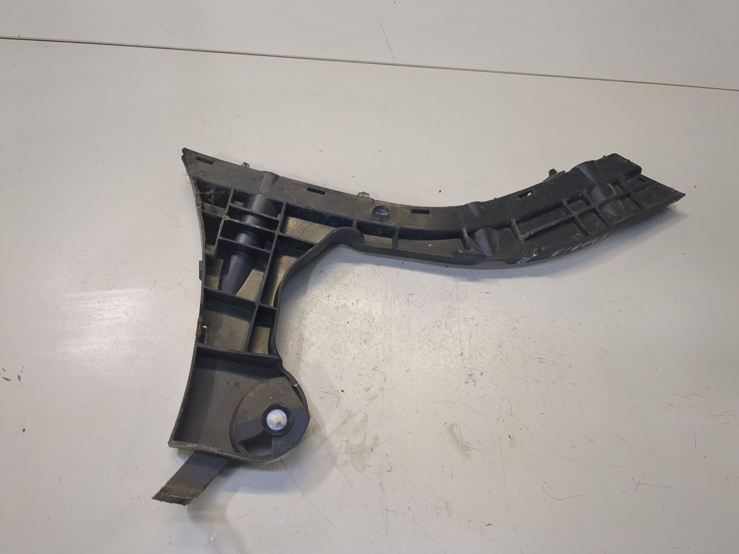 Кронштейн заднего бампера правый