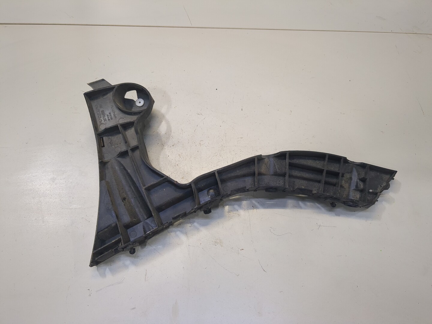 Кронштейн заднего бампера правый