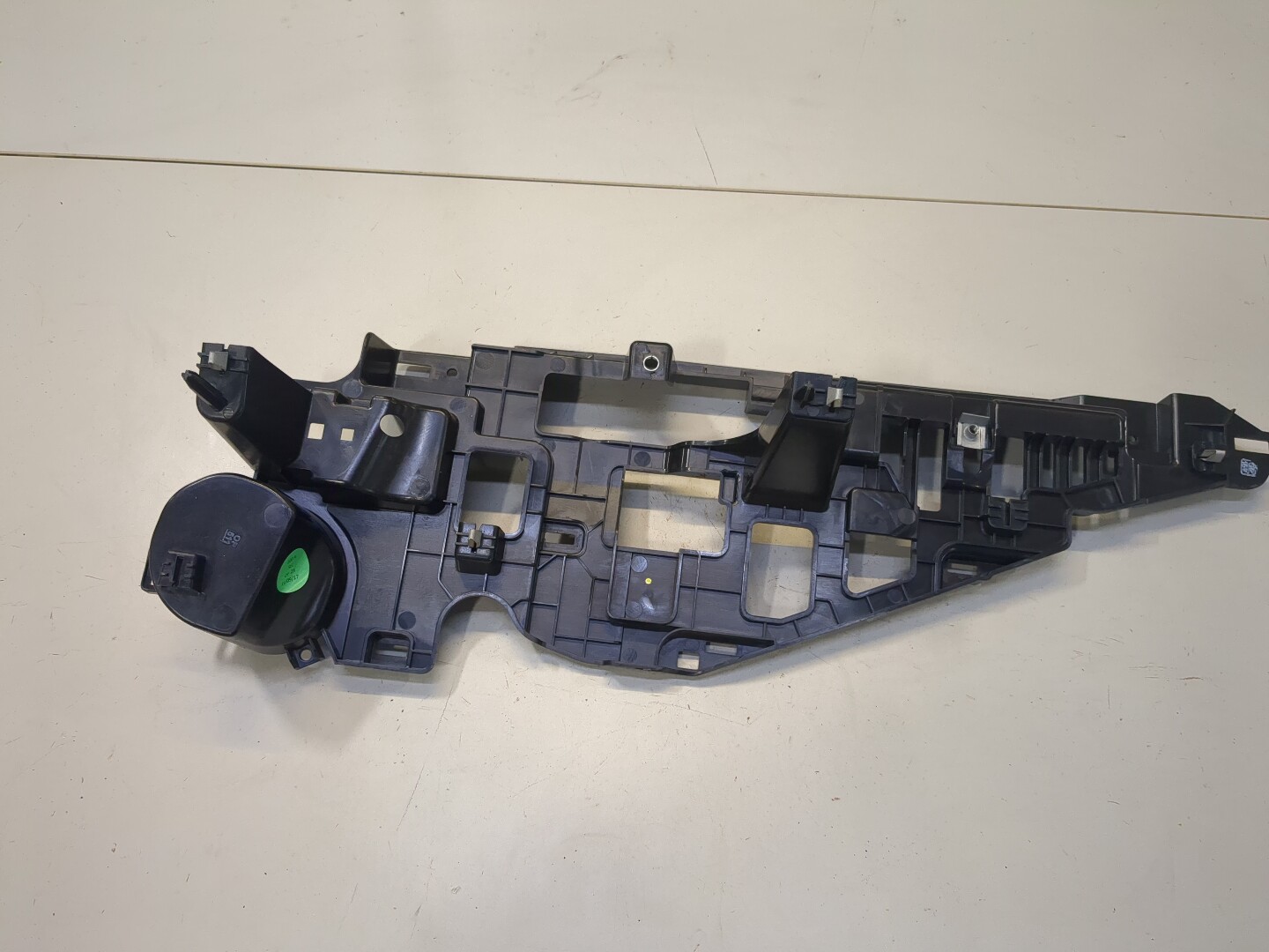 Кронштейн заднего бампера правый