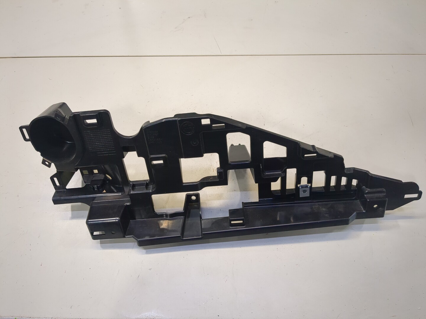 Кронштейн заднего бампера правый