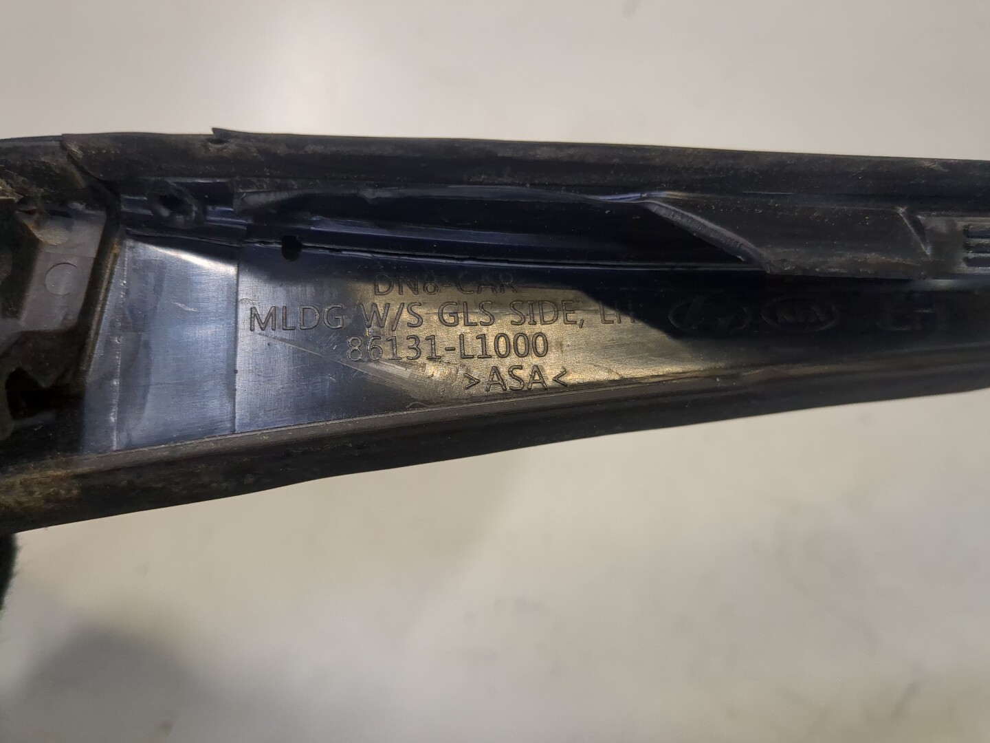 Молдинг лобового стекла