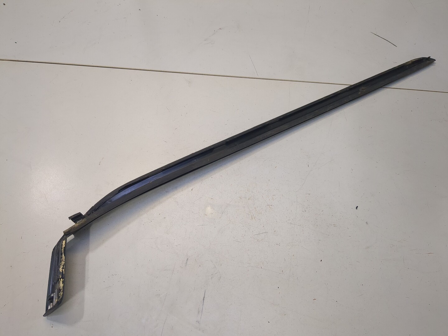 Молдинг лобового стекла