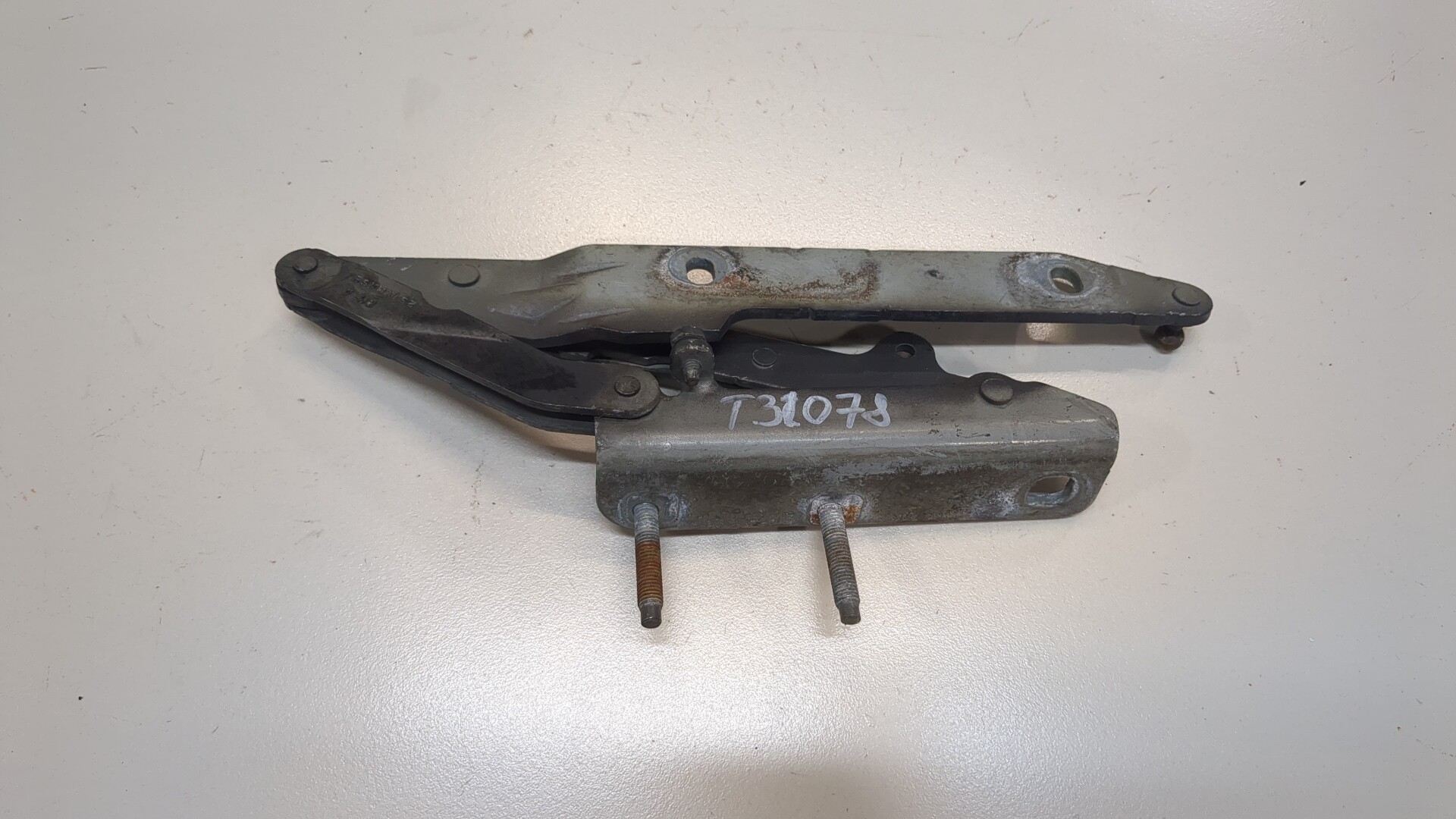 Петля капота правая