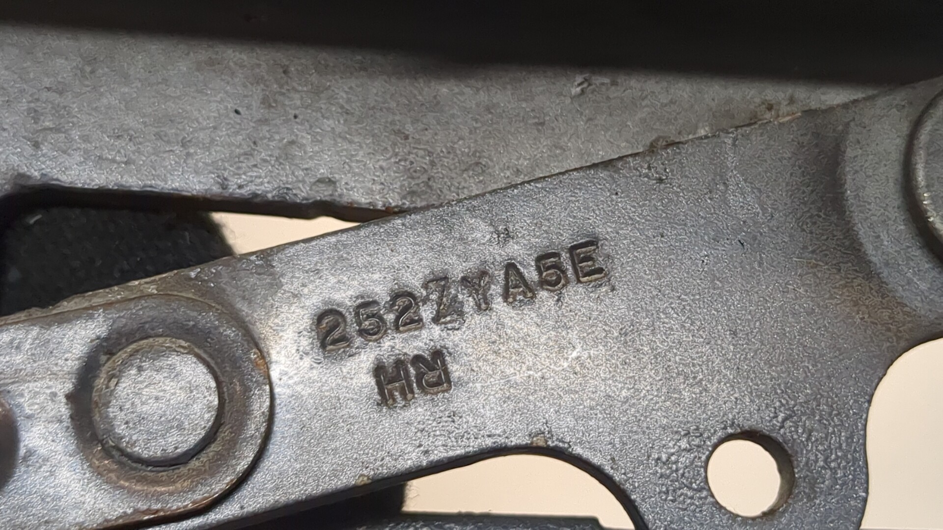 Петля капота правая