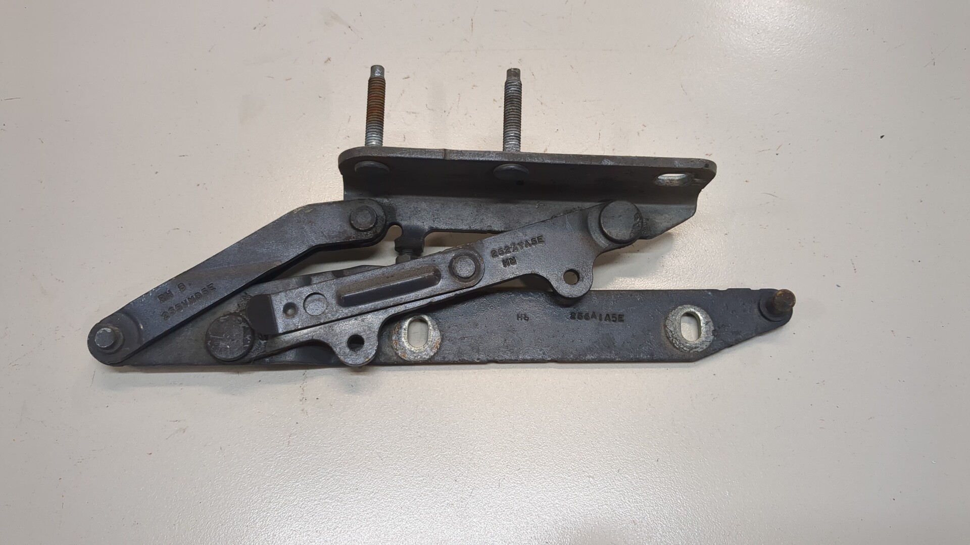 Петля капота правая