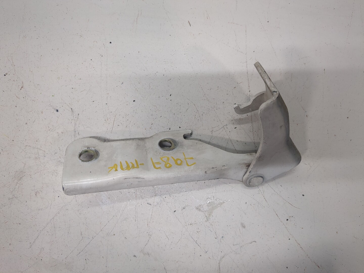 Петля капота правая