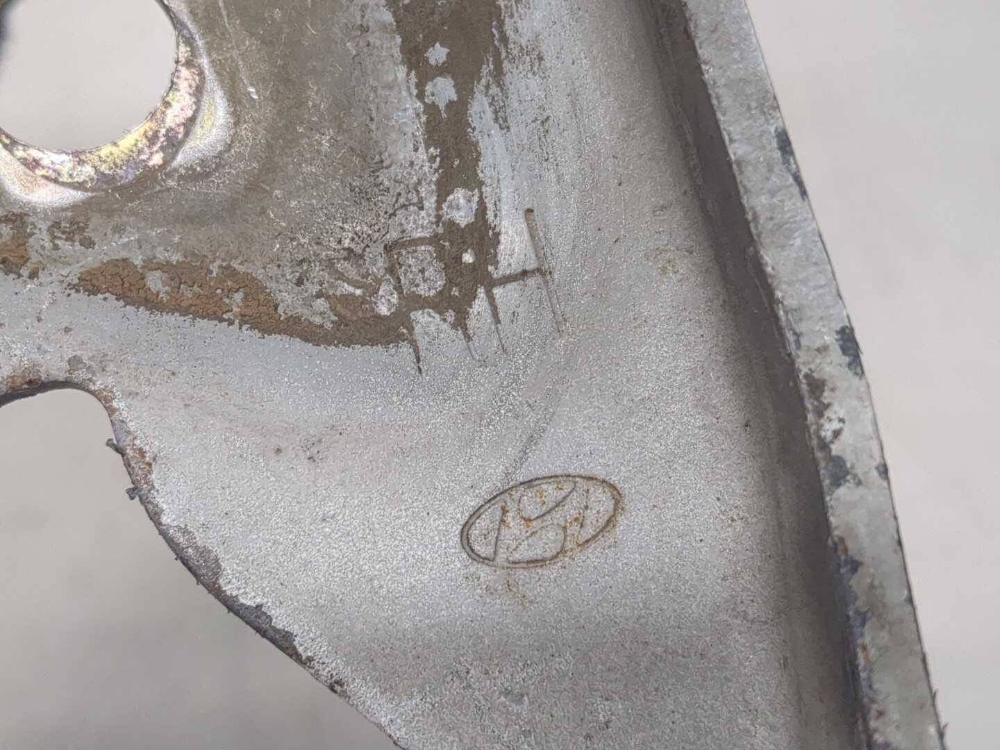 Петля капота правая