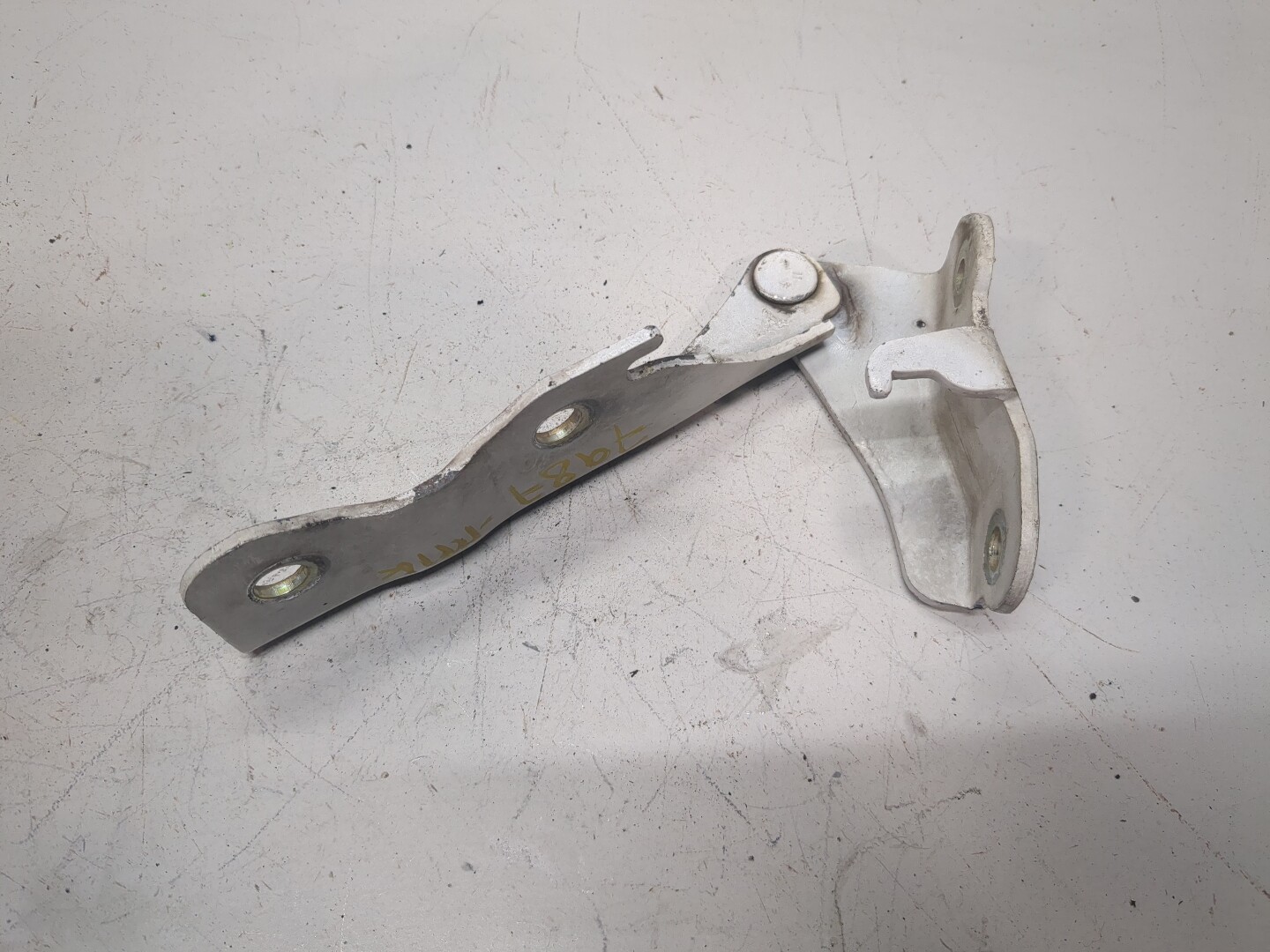 Петля капота правая