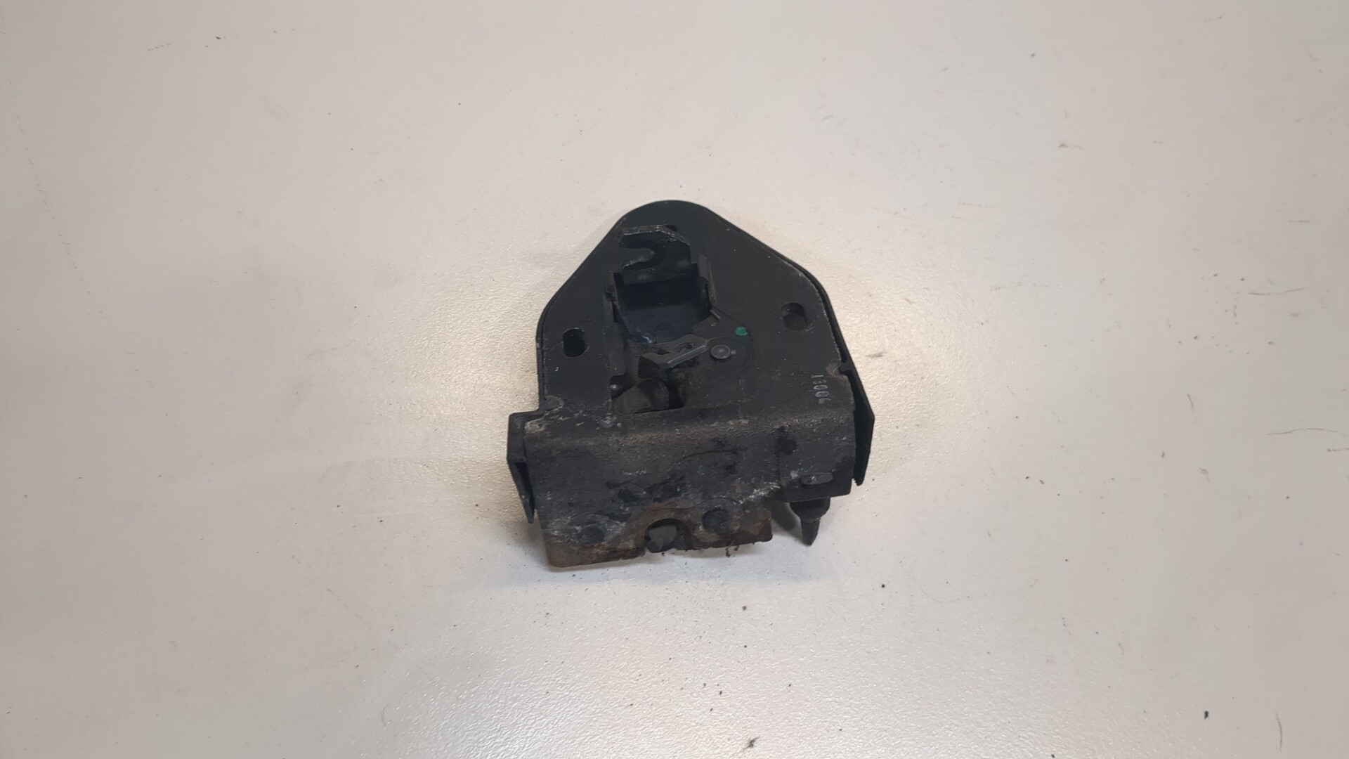 Замок двери задней левой