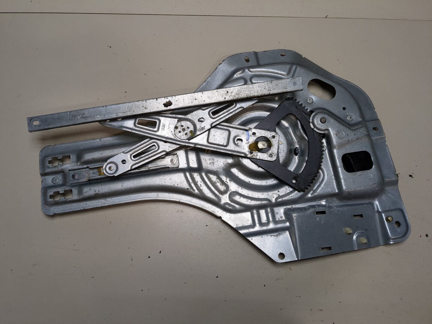 Стеклоподъемник электр. задний левый