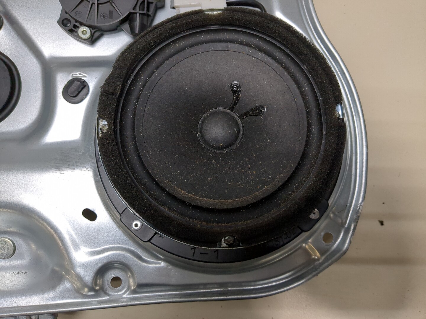 Стеклоподъемник электр. задний левый