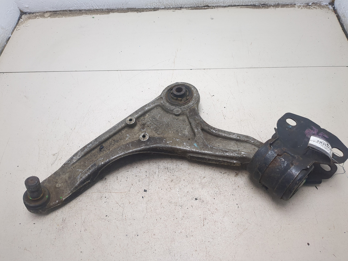 Рычаг передний левый