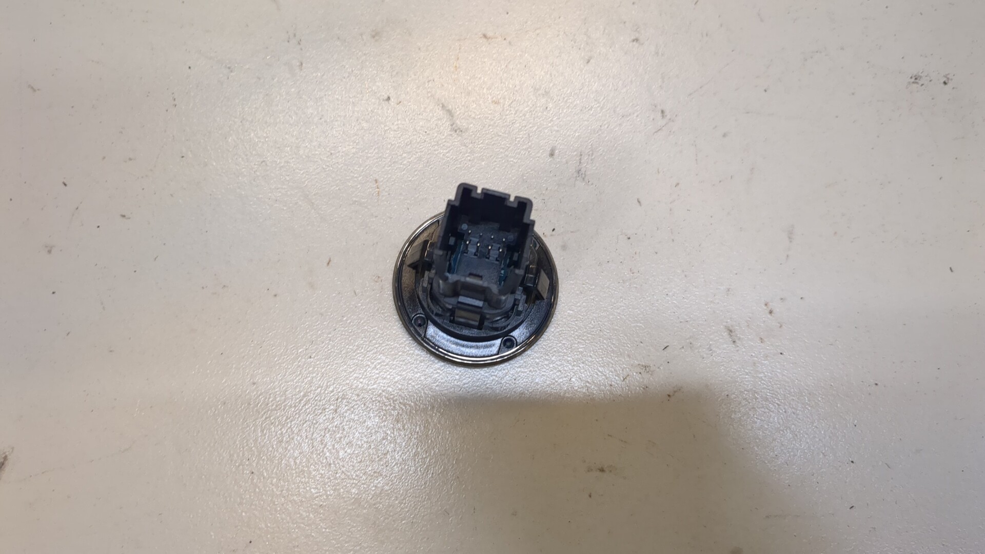 Кнопка запуска двигателя