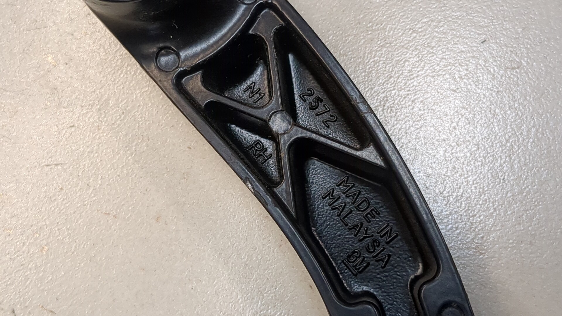 Поводок стеклоочистителя передний правый