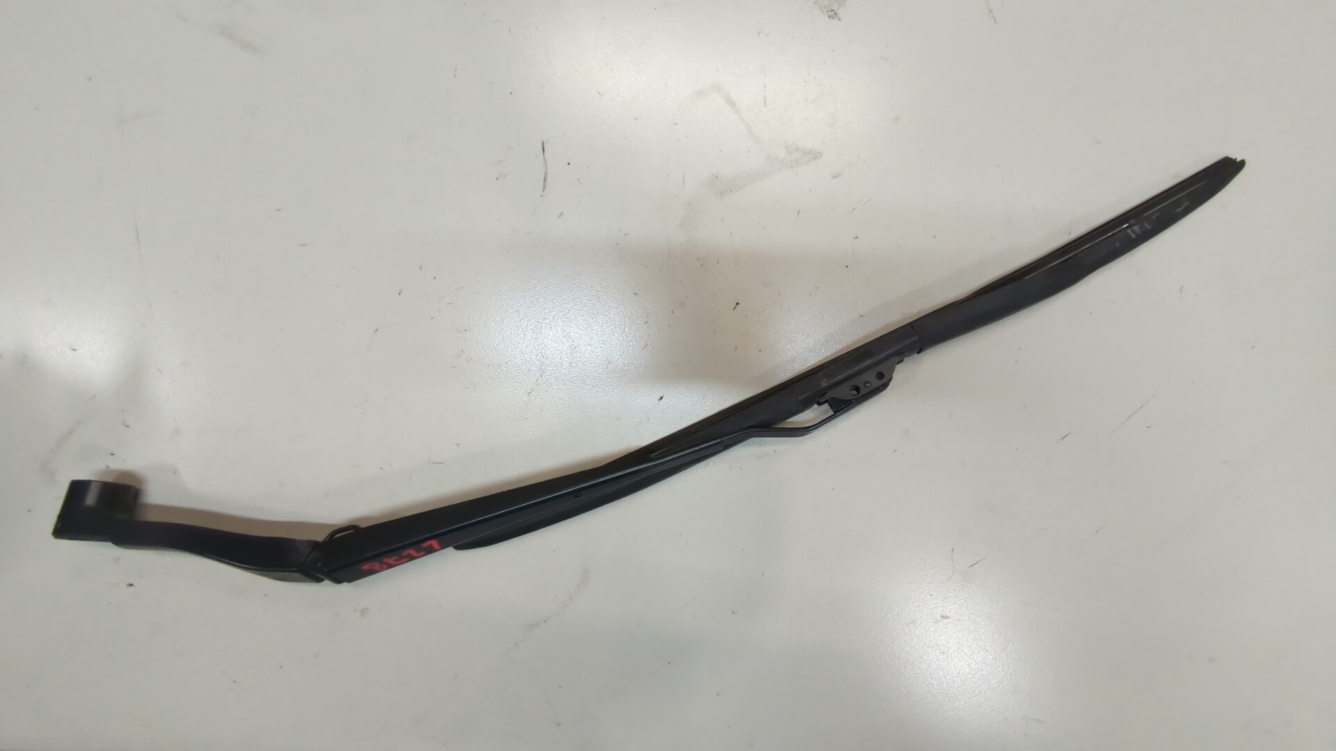 Поводок стеклоочистителя передний левый